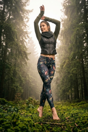 Frau in Leggins Love Baumwoll-Leggings mit Black Diamond Muster im nebligen Wald