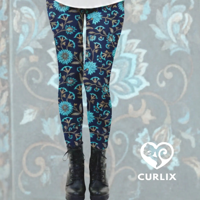 Nachhaltige Leggings mit blauem Blumenmuster, getragen mit schwarzen Boots