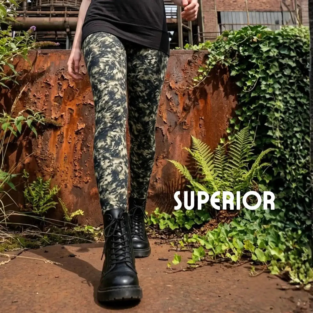 Damen trägt nachhaltige gemusterte Leggings und schwarze Stiefel im urbanen Außenbereich.