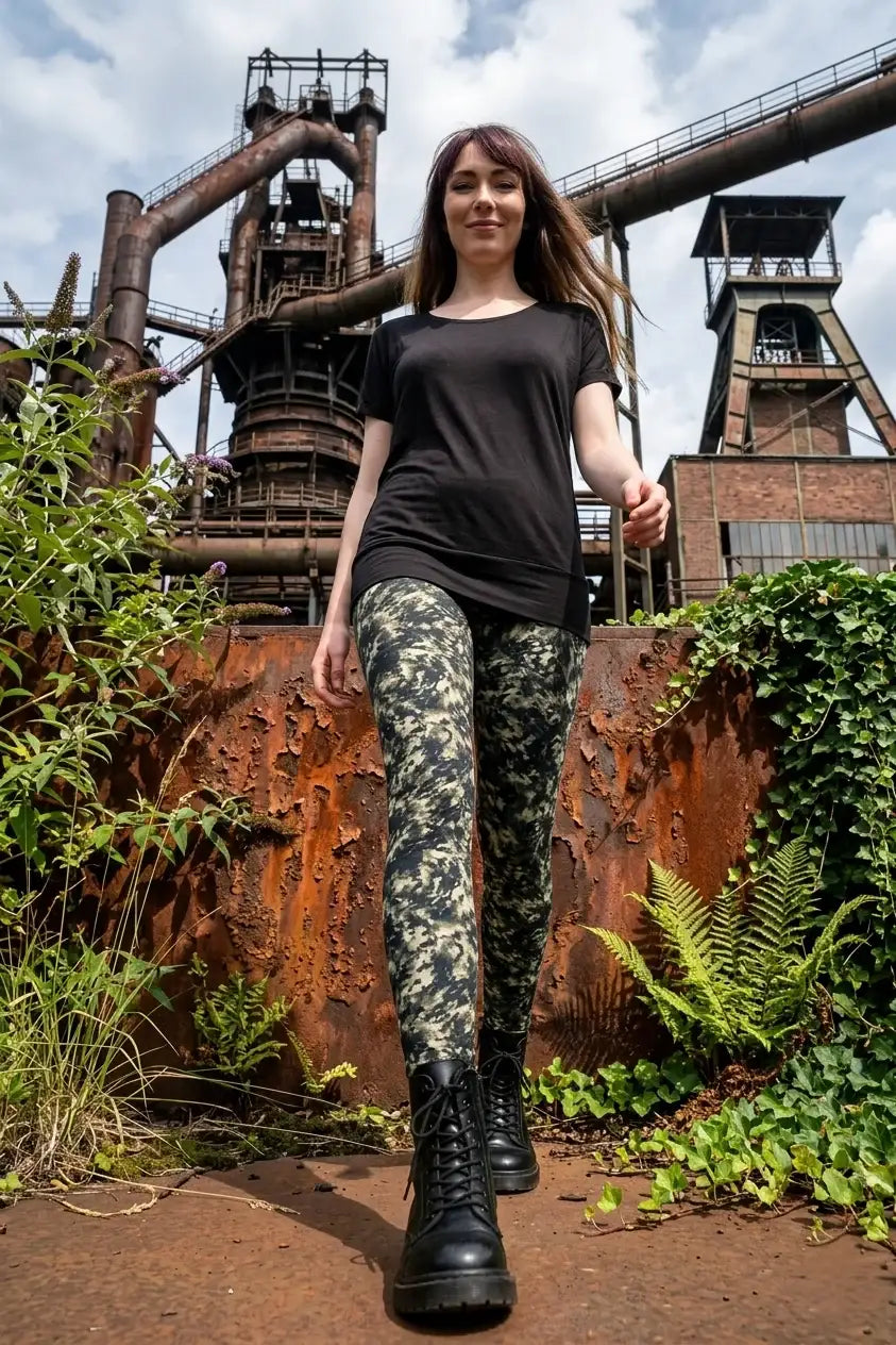 Frau trägt gemusterte Leggings aus Baumwolle vor Industrie-Kulisse, nachhaltige Mode Berlin