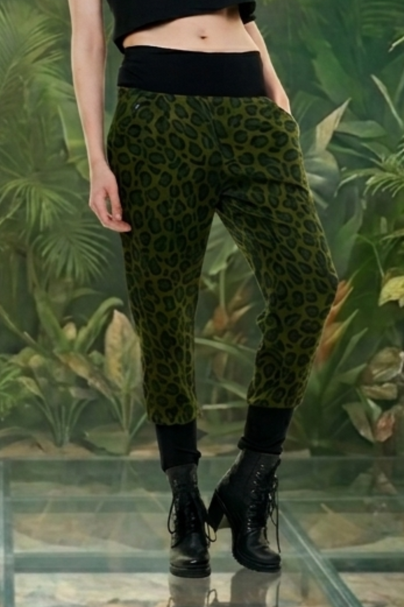 Damenhose mit grünen Leopardenmuster, schwarzer Bund, kombiniert mit schwarzen Stiefeletten