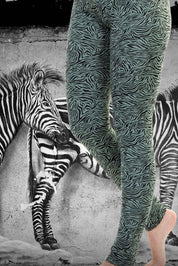 Damen Leggings mit Zebramuster vor Wandbild mit Zebras, ausgefallene Baumwollleggings