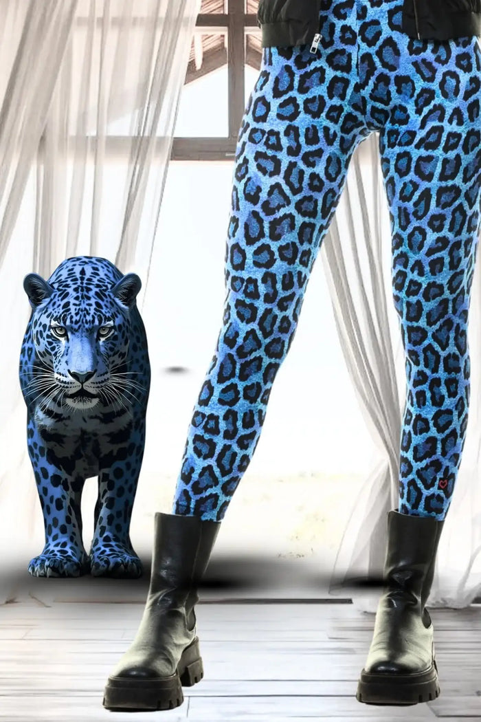 Frau trägt nachhaltige blaue Leggings mit Leopardenmuster, daneben blauer Leopard, Modefoto