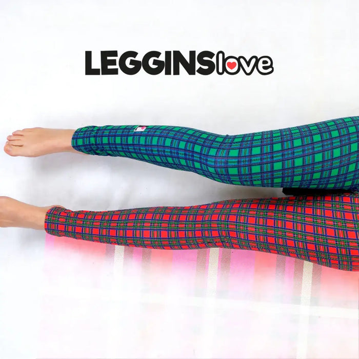 Zwei Beine in bunten karierten Leggings aus nachhaltiger Baumwolle auf weißem Hintergrund