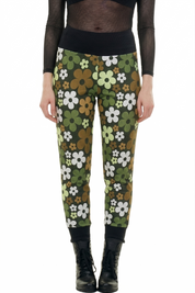 Damen Baggy Hose olive-grün mit buntem Blumenmuster im Hippie-Stil, getragen