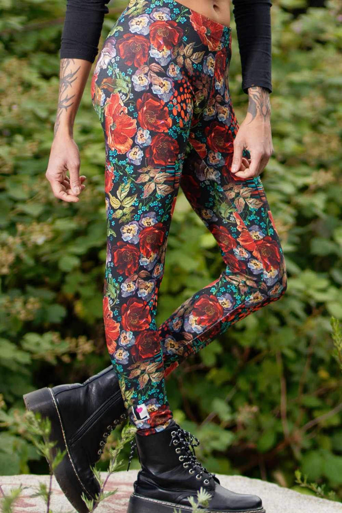 Bunte Baumwoll-Leggings mit floralem Muster, getragen mit schwarzen Stiefeln im Freien