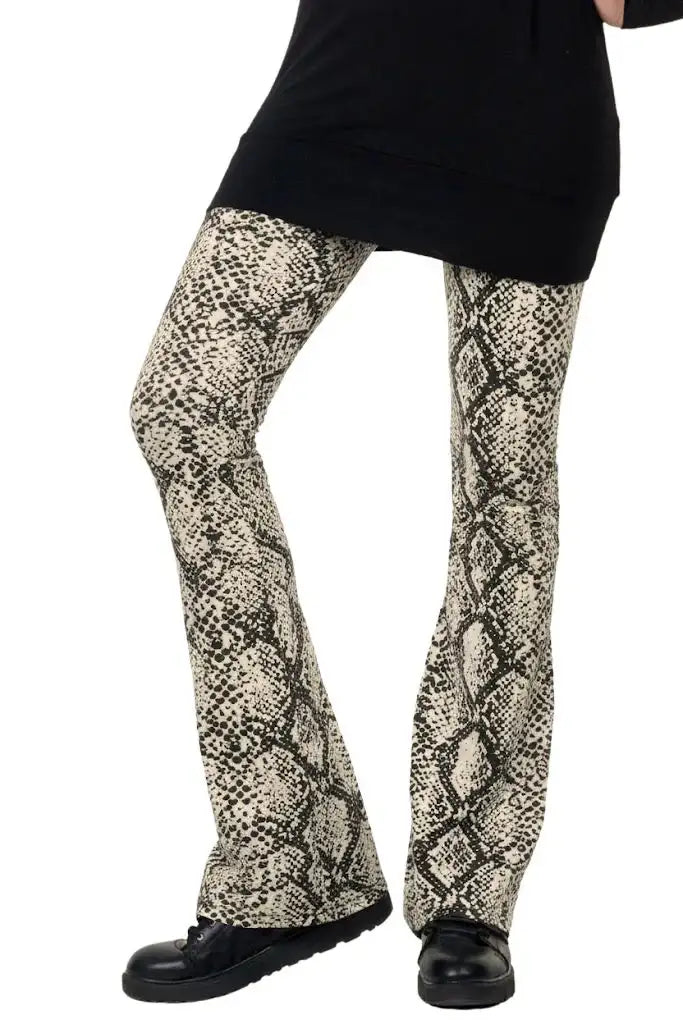 Damen Leggings mit Schlangenmuster, ausgestelltes Bein, nachhaltige Mode, Berlin