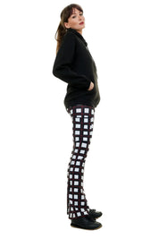 usgestelltes Bein der Flare Leggings Funky Punky – stylische Schlagleggings aus weicher Baumwolle für Party und Alltag
