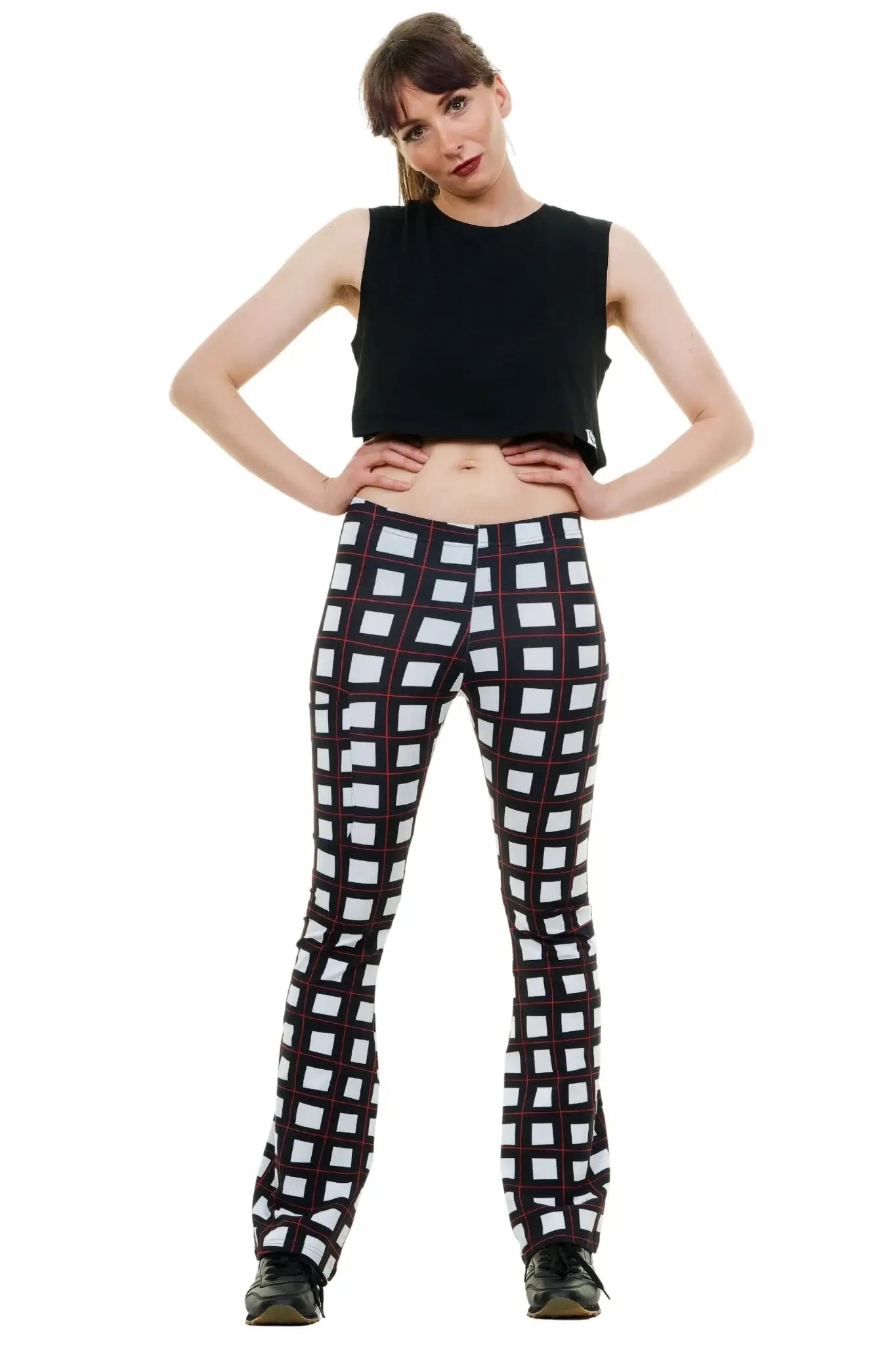 Festival Outfit Idee: Bunte Schlaghose Funky Punky kombiniert mit Plateauschuhen – Retrostil Flare Leggings für Damen.