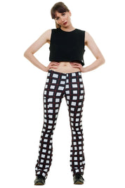 Festival Outfit Idee: Bunte Schlaghose Funky Punky kombiniert mit Plateauschuhen – Retrostil Flare Leggings für Damen.