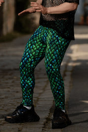 Herren Leggings mit grün-blauem Drachenschuppen-Print, ideal als Festival Outfit