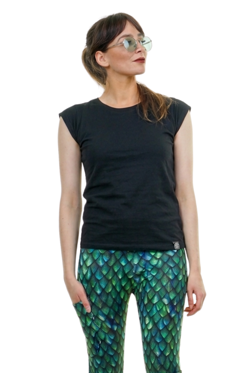 Nahaufnahme: Schwarzes Damen T-Shirt mit kurzen Cap-Sleeves und Rundhalsausschnitt vor weißem Hintergrund.