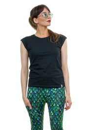 Nahaufnahme: Schwarzes Damen T-Shirt mit kurzen Cap-Sleeves und Rundhalsausschnitt vor weißem Hintergrund.