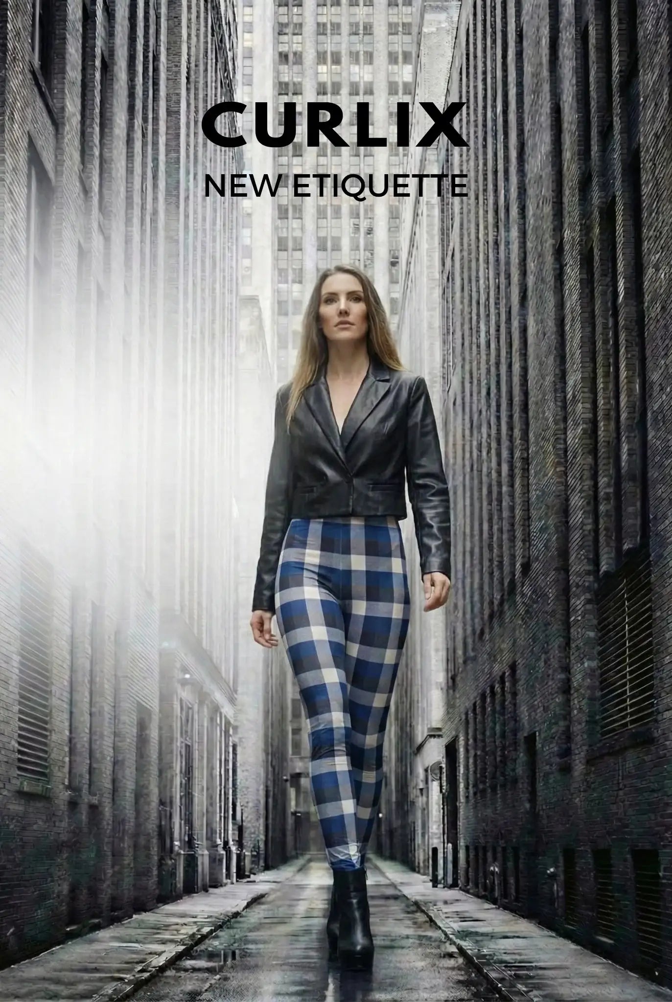 Frau in blauer karierten Baumwoll-Leggings und schwarzer Lederjacke in urbaner Gasse