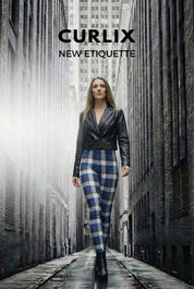Frau in blauer karierten Baumwoll-Leggings und schwarzer Lederjacke in urbaner Gasse