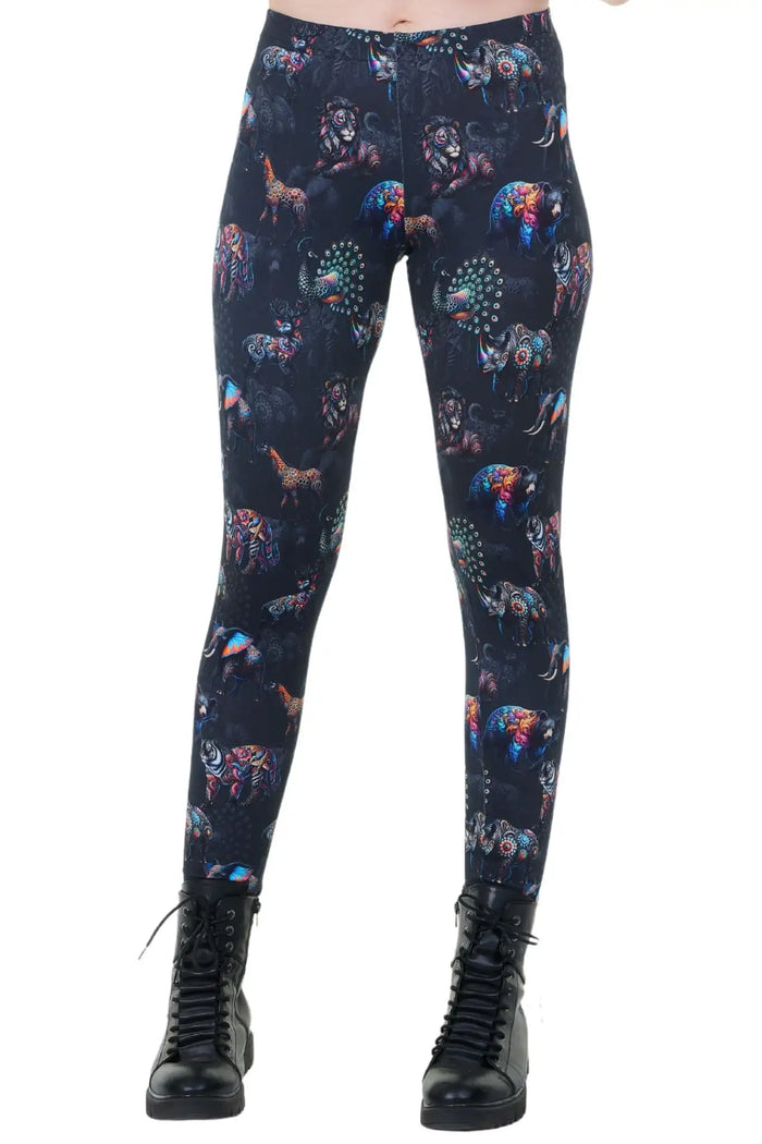 Damen Leggings mit buntem Tiermuster auf dunklem Hintergrund, nachhaltig, ausgefallen