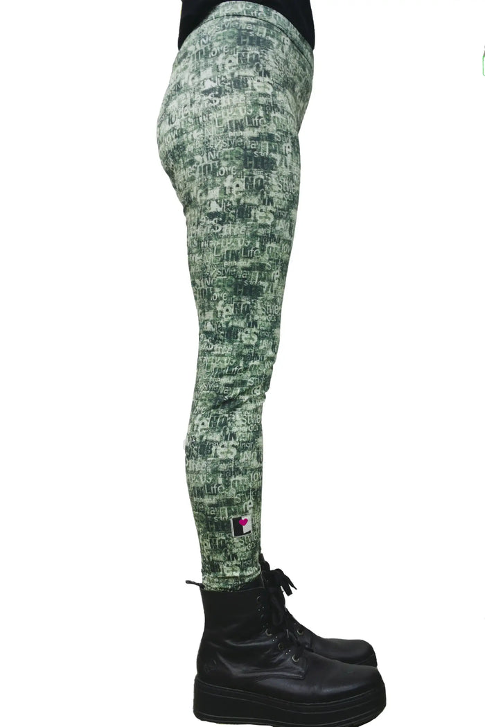 Grüne Leggings mit Schriftmuster aus Baumwolle, getragen mit schwarzen Boots
