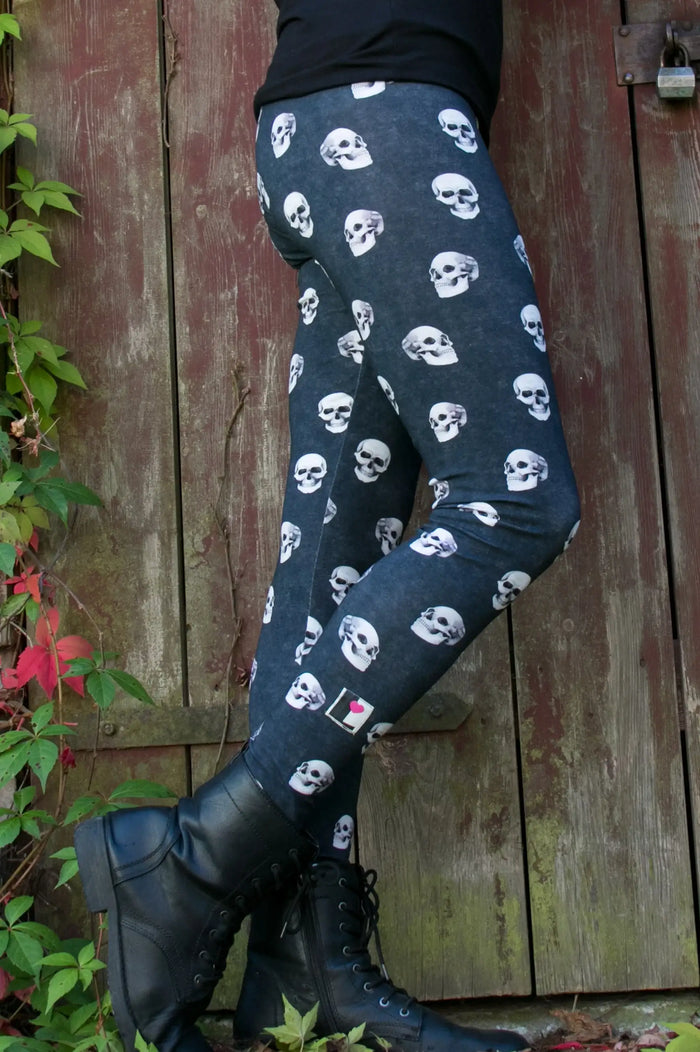 Damen Leggings mit Totenkopf Muster, schwarze Stiefel, Outdoor vor Holztür