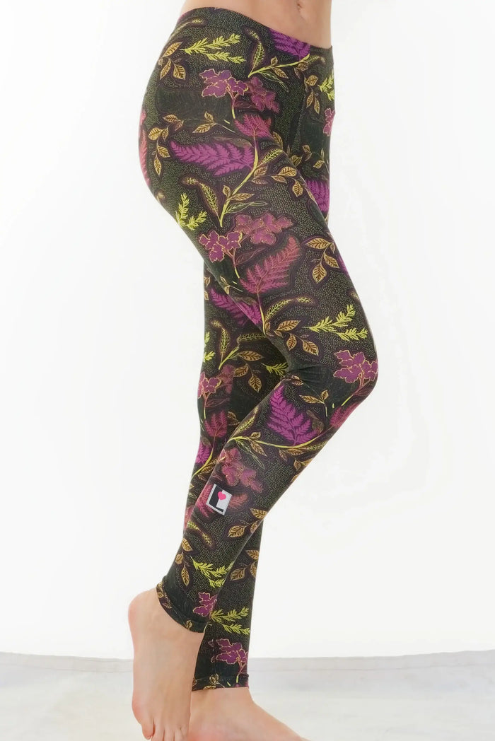 Bunte Leggings mit floralem Muster in Lila, Gelb und Grün, aus Baumwolle, an Modelbeinen