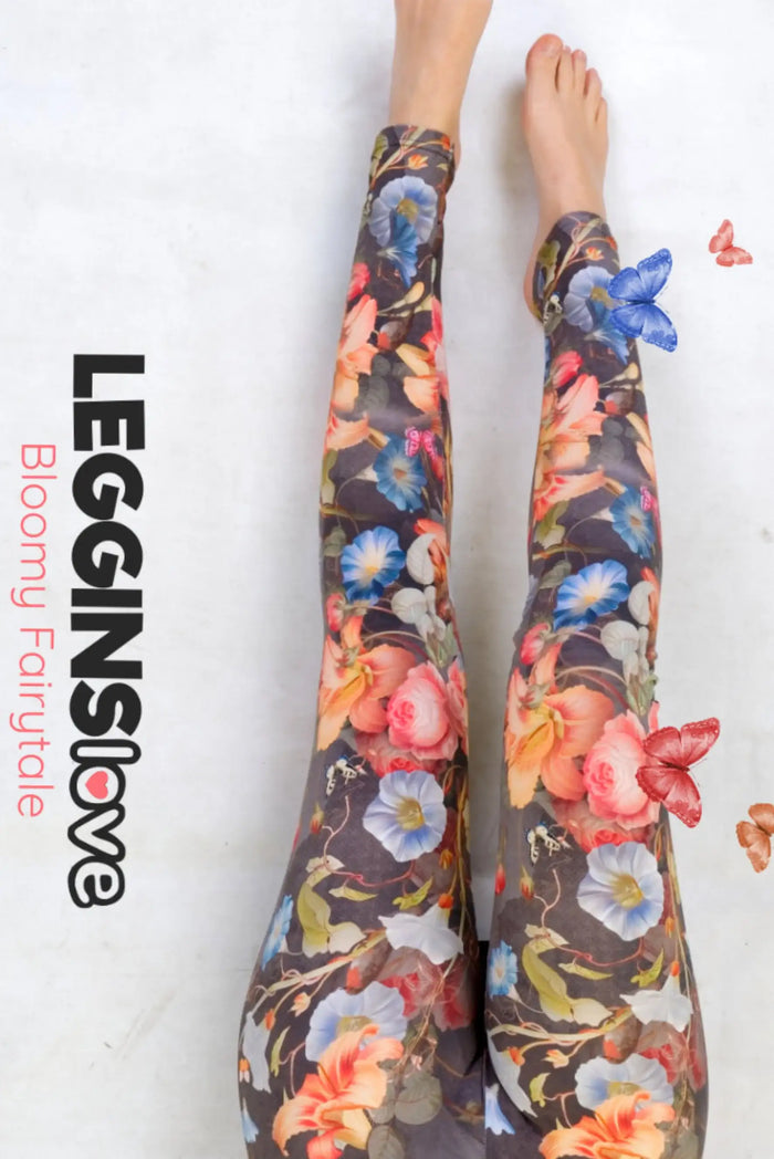 Füße in blumig gemusterter Leggings, bunte Blumen und Schmetterlinge auf weißem Hintergrund