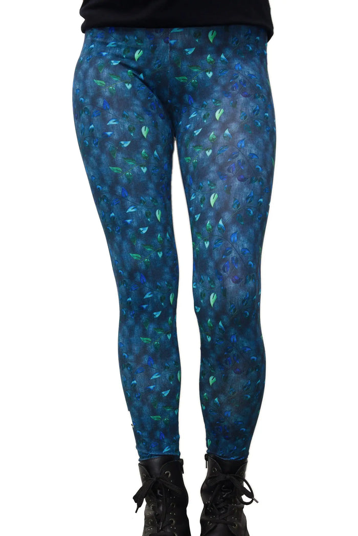 Blaue Leggings mit grün-blauem Blätterprint, nachhaltig, enge Passform, Damenmode