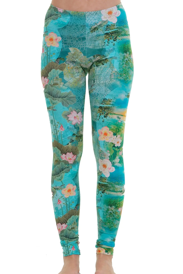 Bunte Leggings mit Lotusblumenmuster auf türkisgrünem Hintergrund, nachhaltig produziert