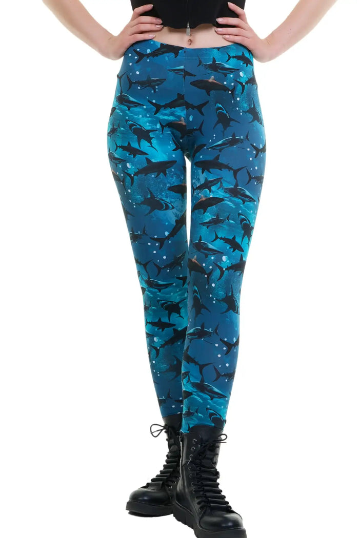 Blaue Leggings mit Haifisch-Print, nachhaltig produziert, getragen von Frau mit Stiefeln