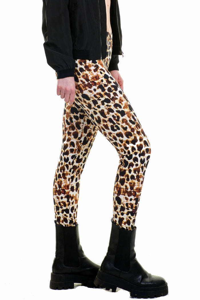 Leggings mit braunem Leo-Print, nachhaltig, kombiniert mit schwarzen Boots