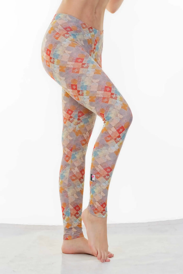 Bunte Leggings mit geometrischem Muster aus Baumwolle, nachhaltig produziert, Studioaufnahme