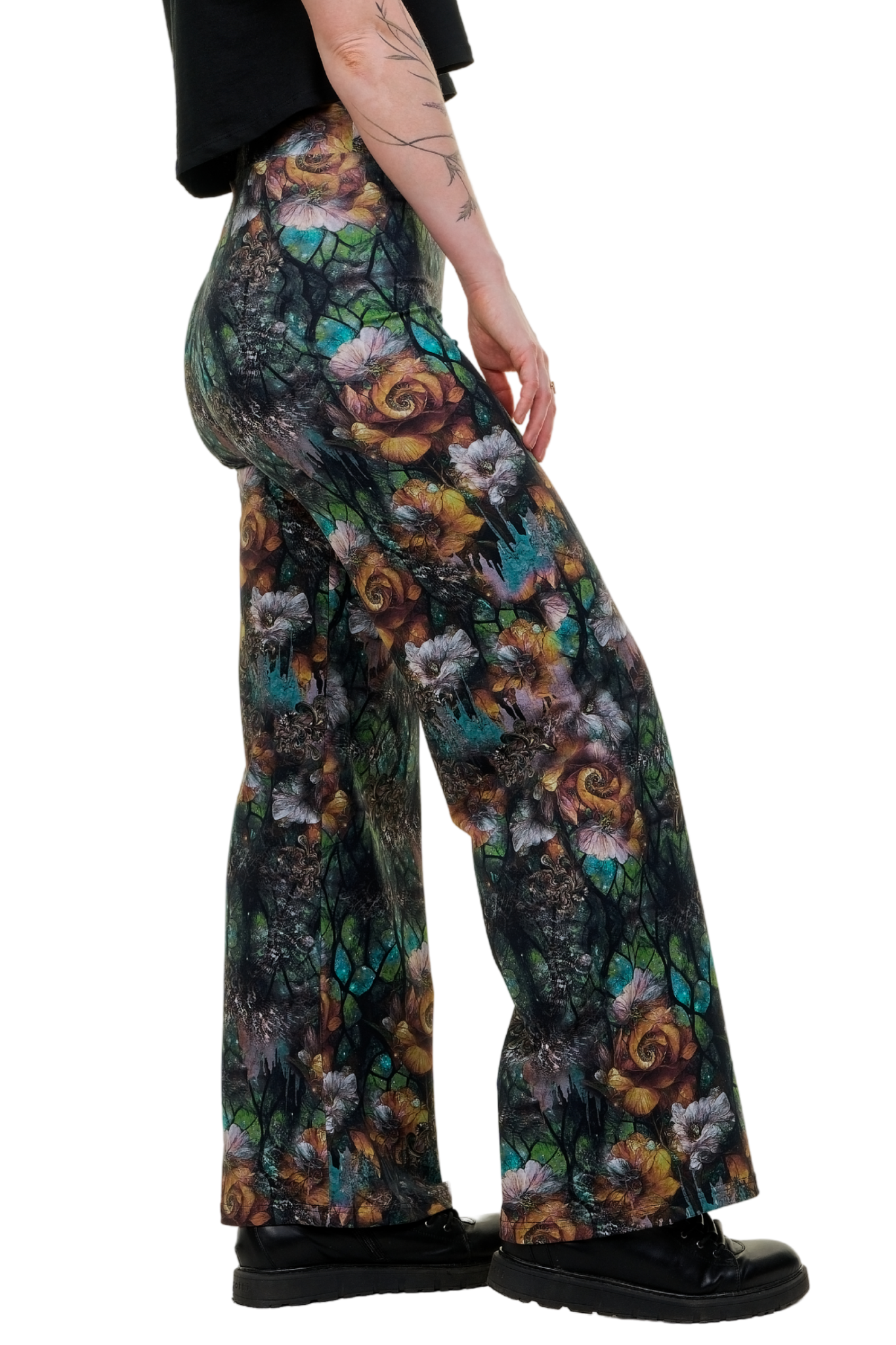 Frau mit weiter Marlenehose in buntem Blumenmuster, Sommermode, seitliche Ansicht