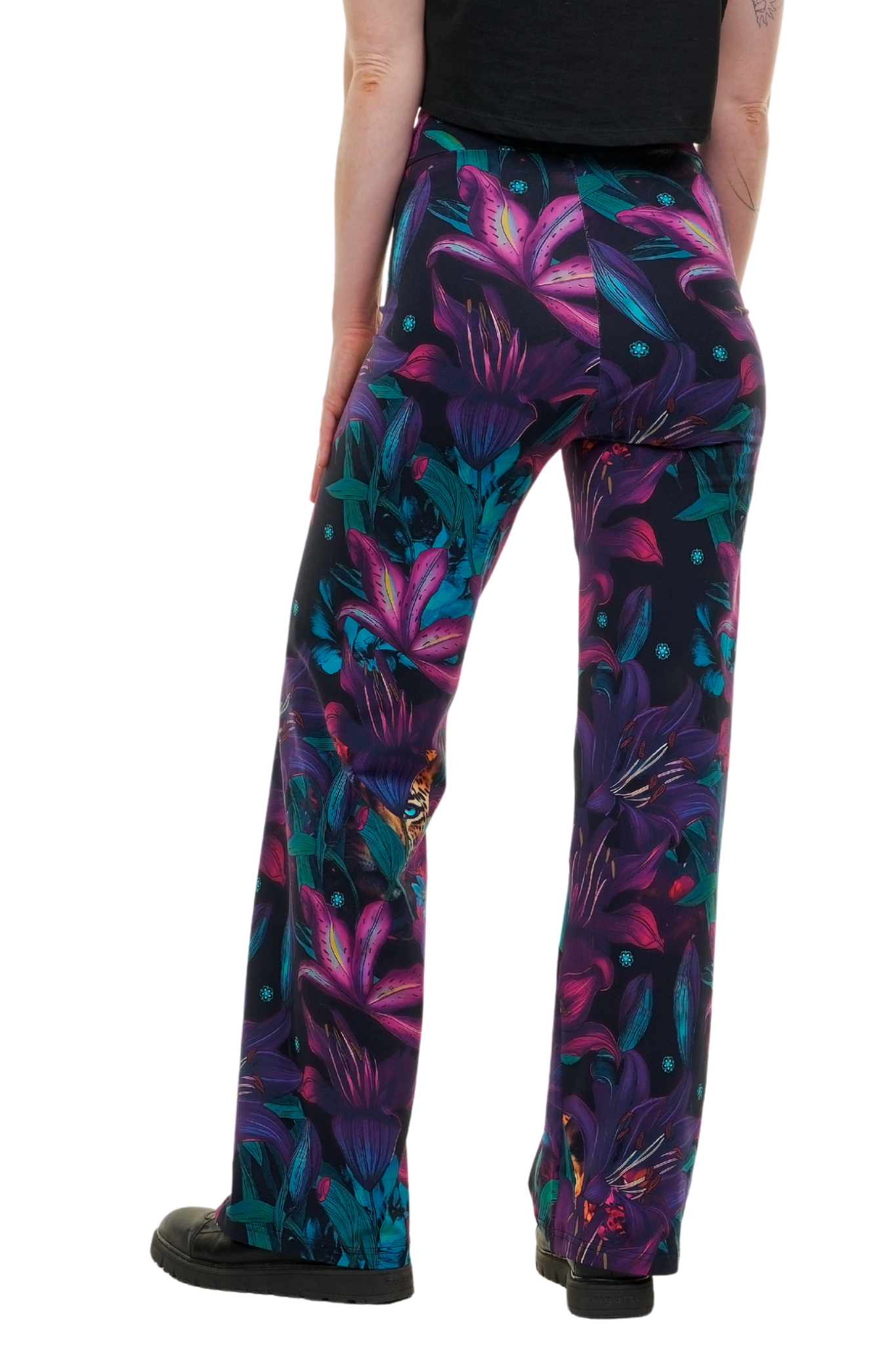 Marlenehose aus Baumwolle mit buntem Blumenmuster in Lila und Türkis, Rückenansicht