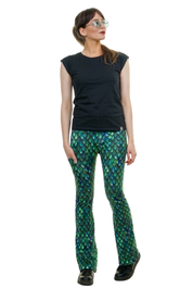 Das ultimative Basic für jeden Kleiderschrank: Unser tiefschwarzes Kurzarm-Shirt mit modernem Schnitt.