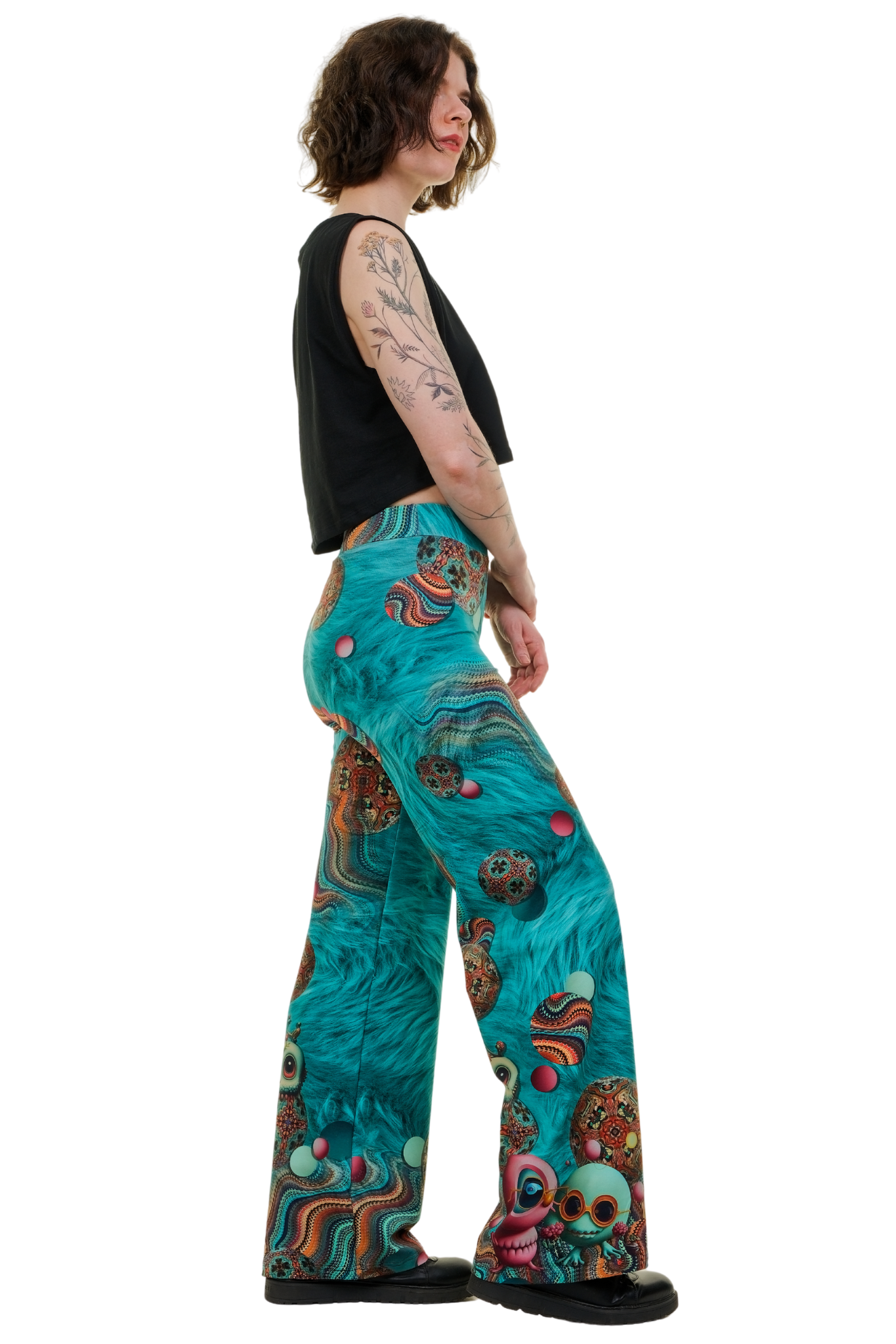 Person trägt bunte Marlenehose mit türkisfarbenem Muster und auffälligem Print, seitliche Ansicht