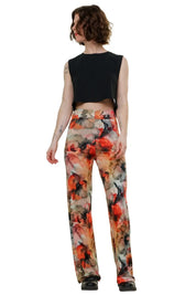 Frau trägt bunte Sommerhose mit Blumenmuster aus Baumwolle, gerade geschnitten, Berlin Style
