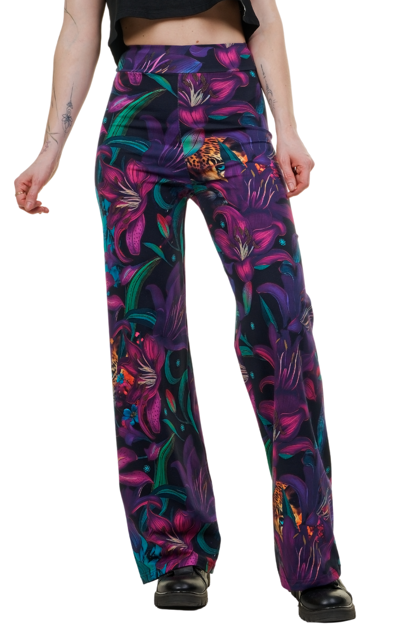 Weite Baumwollhose mit lila Blumenmuster und Leoparden-Print, getragen von Frau