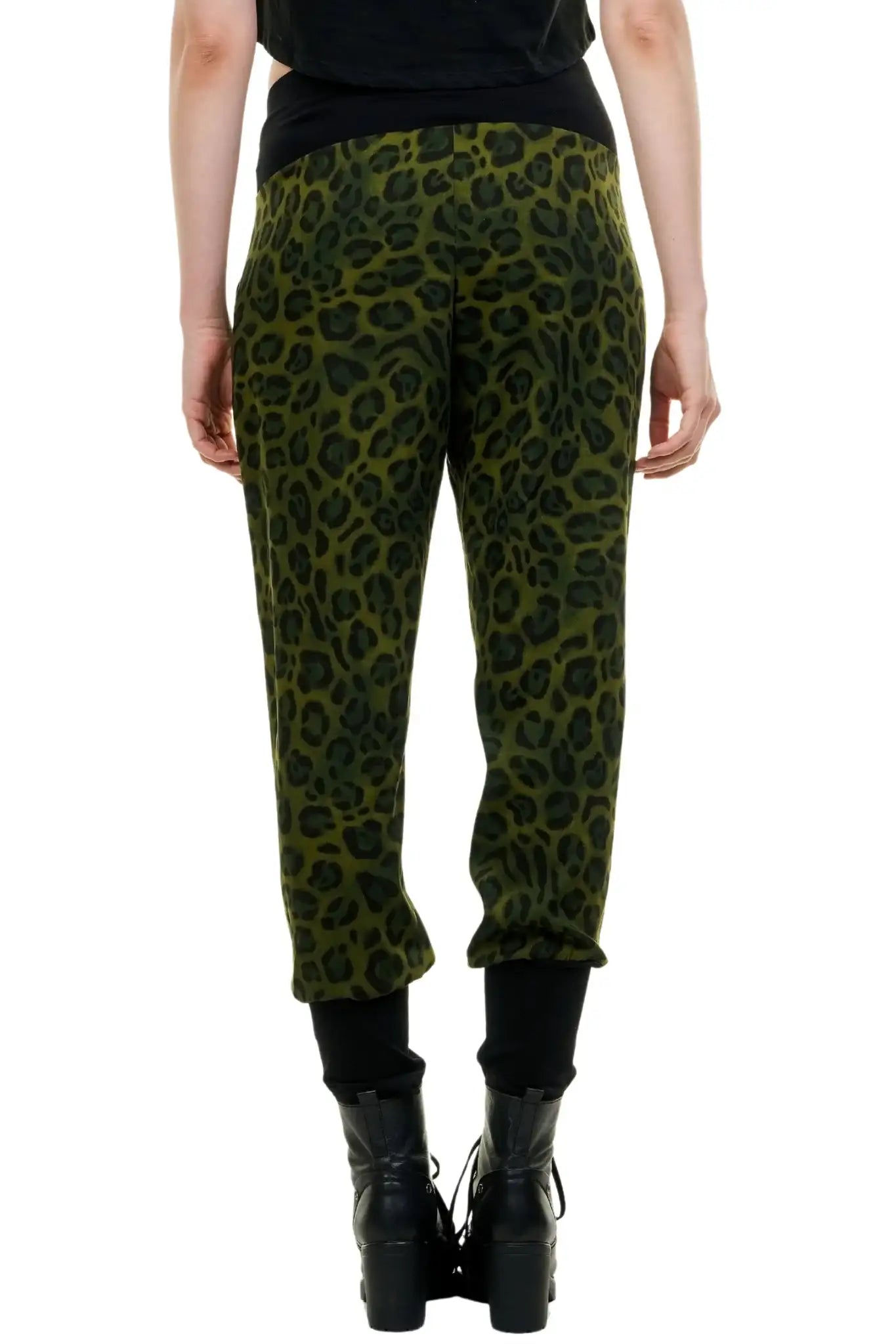 Nachhaltige Damen-Haremshose 'Made in Berlin' im Urban Jungle Design. Die weite Baggy-Passform aus fließender Viskose mit grünem Leo-Print bietet höchsten Tragekomfort für den Sommer. Handgefertigte Mode aus einem Berliner Atelier