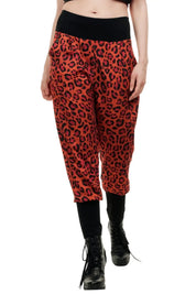 Baggy Hose mit rotem Leopardenmuster und schwarzem Bund, nachhaltig produziert