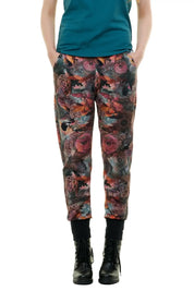 Damen Jogginghose mit buntem Blumenmuster, lockerer Schnitt, kombiniert mit schwarzen Boots