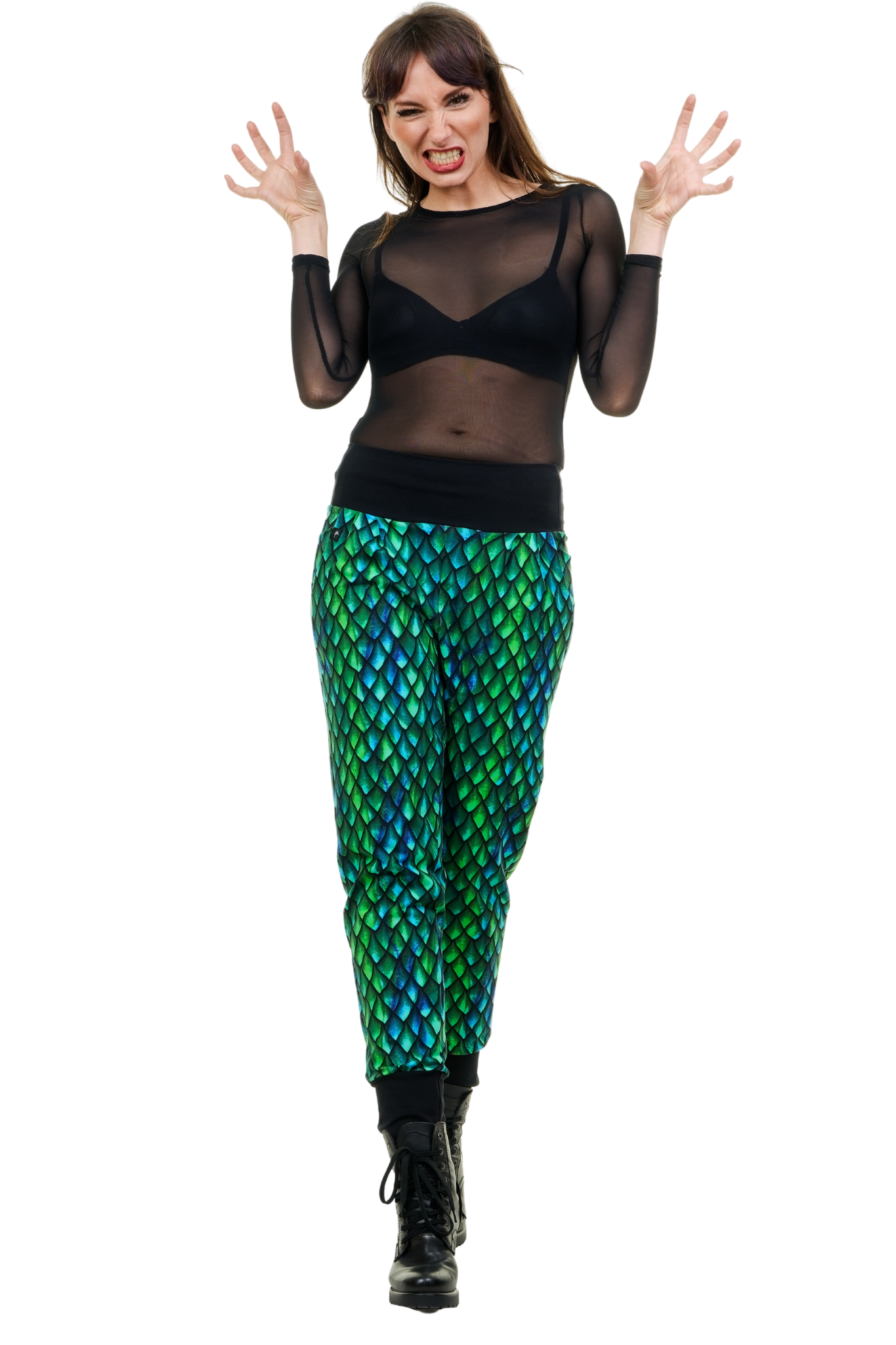 Frau in bunter Baggy Jogginghose mit blau-grünem Schuppenmuster und schwarzem Mesh-Top