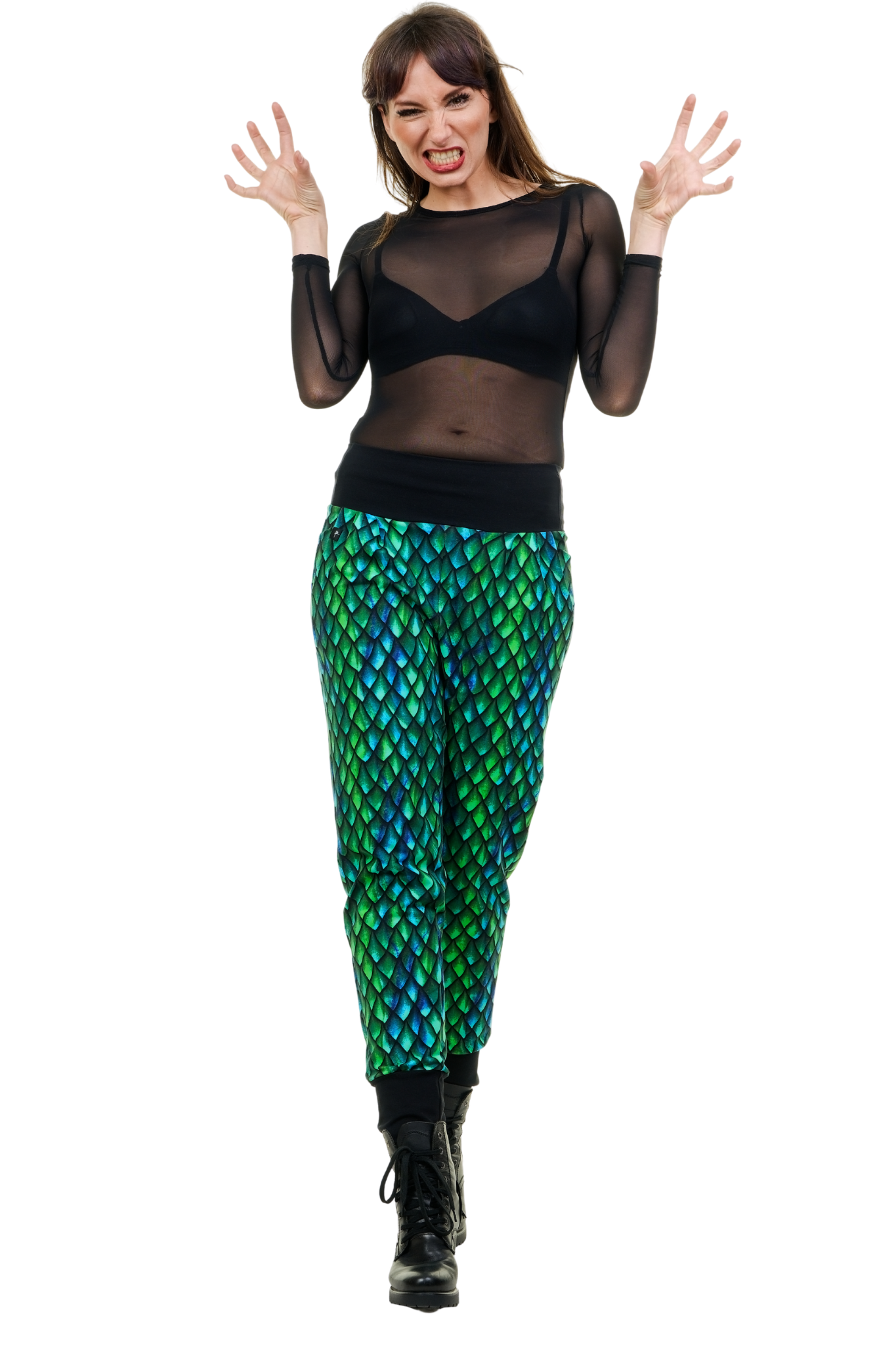 Frau in bunter Baggy Jogginghose mit blau-grünem Schuppenmuster und schwarzem Mesh-Top