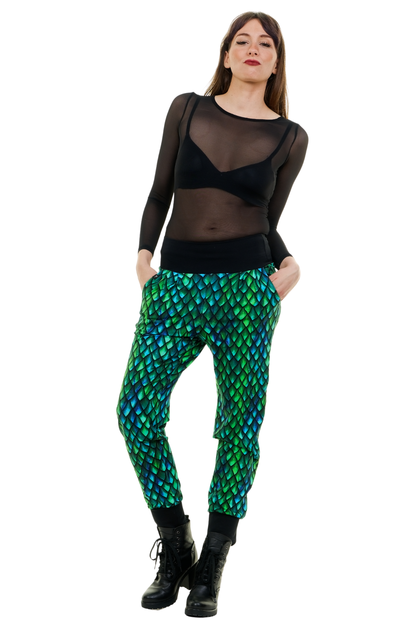 Damen trägt bunte Baggy Jogginghose im Schuppenmuster in Blau-Grün und schwarzes Mesh-Top