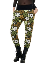 Baggy Damen Jogginghose mit buntem Blumenmuster, lässiger Schnitt, herbstliche Farben