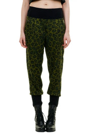 Baggy Hose mit grünem Leopardenmuster und breitem Bund, kombiniert mit schwarzen Stiefeln