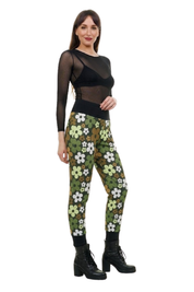 Frau trägt olivgrüne Baggy Jogginghose mit Retro-Blumenmuster und schwarzen Boots