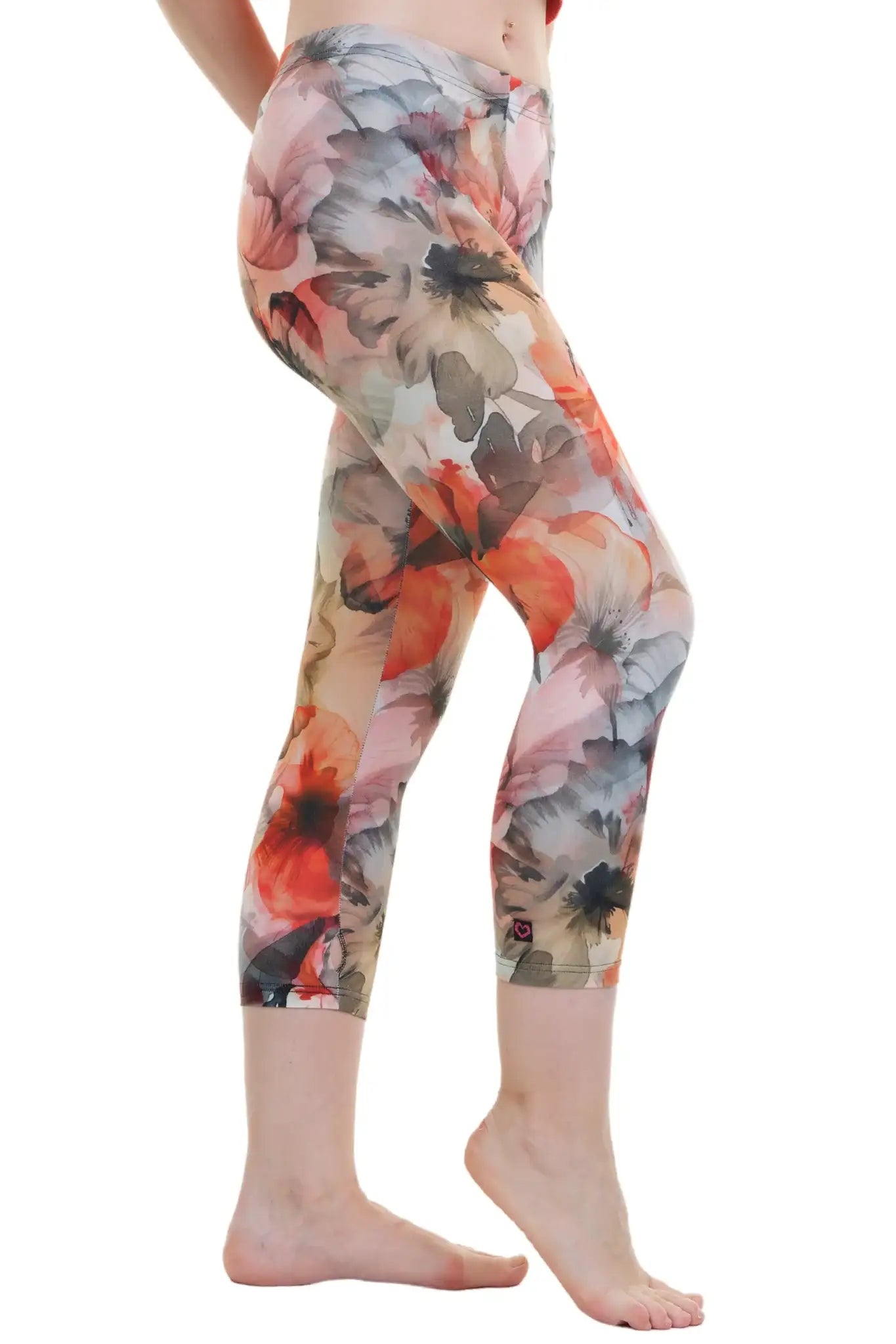 Capri Leggings mit buntem Blumenmuster, nachhaltig produziert, seitlich getragen