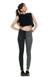 Nachhaltige Curlix Leggings aus weicher Baumwolle mit asymmetrischem Streifen- und Punkte-Design – Made in Berlin