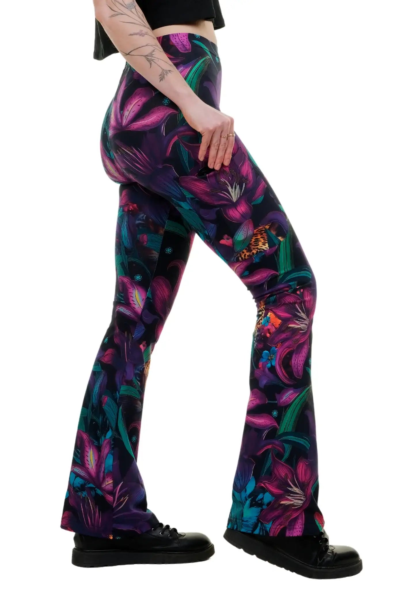Bunte Damen Schlaghose mit floralem Muster, nachhaltiger Baumwollstoff, auffälliges Design