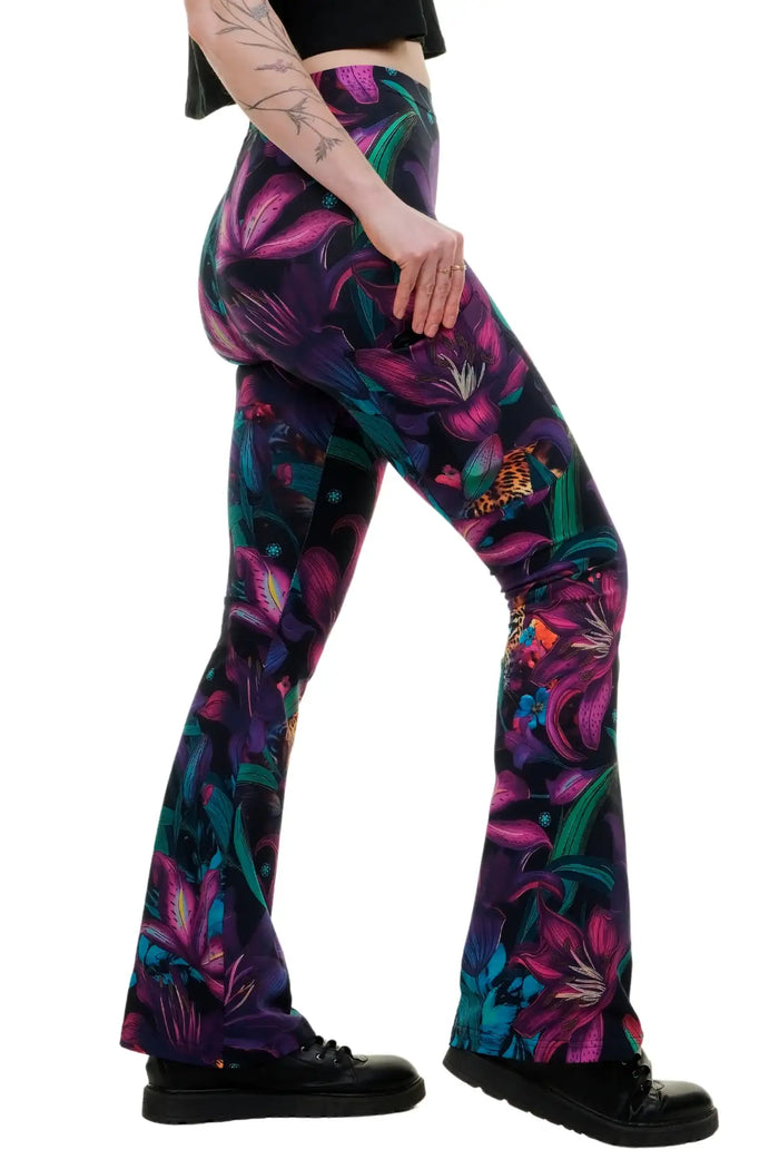 Bunte Damen Schlaghose mit floralem Muster, nachhaltiger Baumwollstoff, auffälliges Design