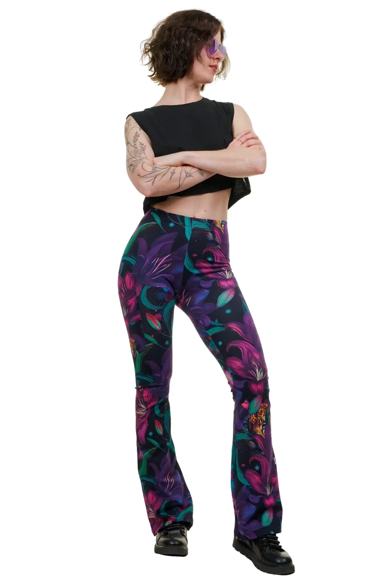 Frau trägt bunte Schlag-Leggings mit Blumenmuster, nachhaltige Damenmode Berlin