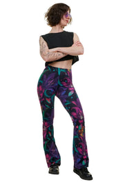 Frau trägt bunte Schlag-Leggings mit Blumenmuster, nachhaltige Damenmode Berlin